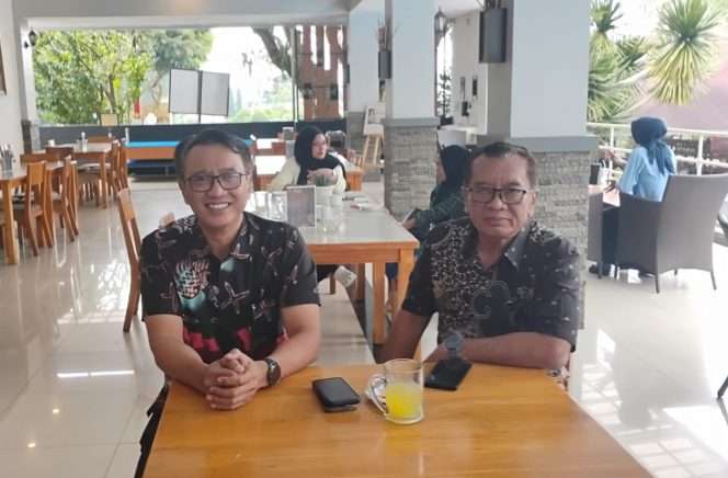
 Dirut Taman Rekreasi Selecta, H. Sujud Hariadi bersama Direktur, Drs. Pramono saat tengah diwawancarai awak media. (Yan)