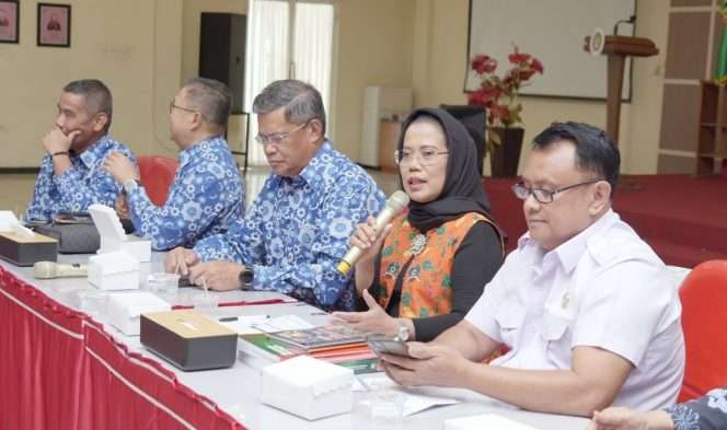 
 Ketua Koperasi Setia Budi Wanita (SBW), Dr. Sri Untari Bisowarno, M.AP. saat memberikan penjelasan. (ist)