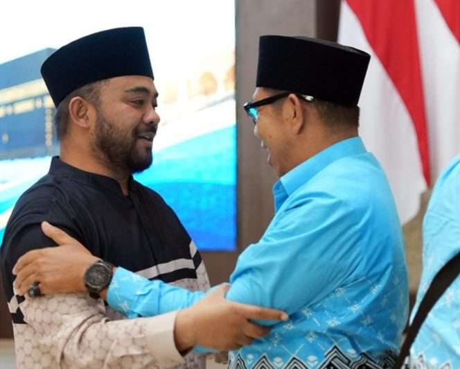 
 Wakil Wali Kota Batu, Heli Suyanto, saat menyambut kepulangan Wali Kota Batu, H. Nurochman usai menunaikan ibadah haji di Tanah Suci. (Yan)