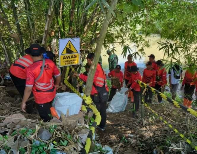 
 Memperingati Hari Lingkungan Hidup Sedunia 2026, BPBD Kabupaten Malang, Baskomas, dan 300 peserta membersihkan sampah sungai, serta menanam pohon di sepanjang aliran Sungai Kali Bodo. (IG BPBD)