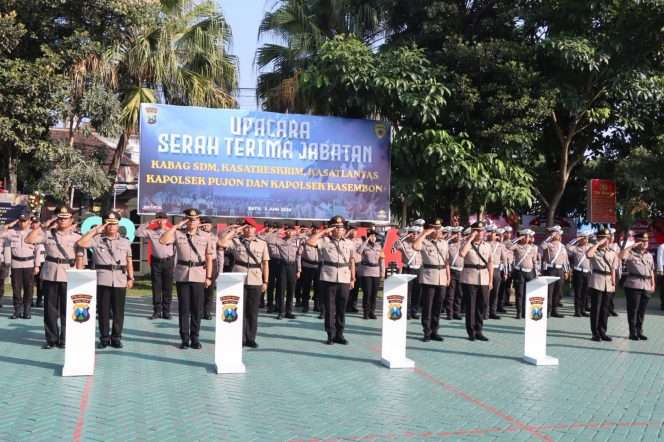 
 Suasana Sertijab PJU berlangsung di halaman Mapolres Batu yang dipimpin Kapolres Batu, AKBP Dr. Aris Purwanto, S.H., S.I.K., M.H. (Yan)
