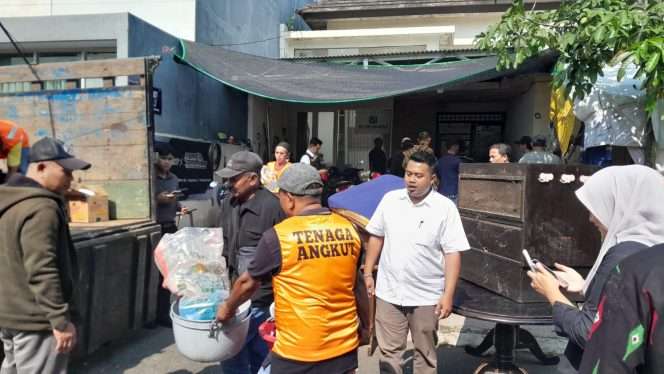 
 Petugas tenaga angkut saat melakukan pengosongan rumah dengan mengeluarkan barang-barang dari dalam rumah dan memuatnya ke dalam truk. (ist)