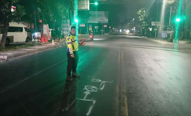 
 Anggota Unit Gakkum Satlantas Polresta Malang Kota saat melakukan olah tempat kejadian perkara (TKP) di lokasi kecelakaan. (ist)