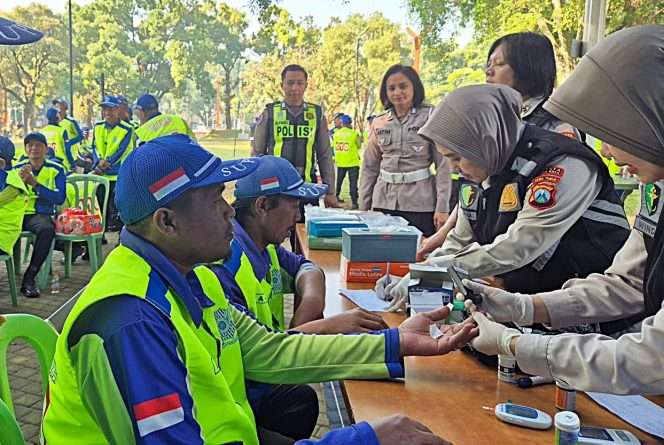 
 Petugas Dokkes Polresta Malang Kota (Makota) sedang melakukan pemeriksaan kesehatan terhadap para supeltas binaan. (ist)