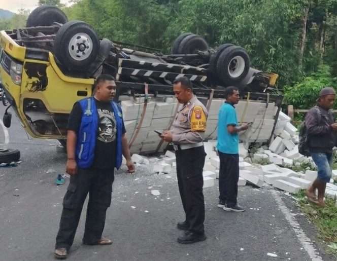 
 Tim melakukan penanganan kecelakaan lalu - lintas tunggal Kamis (4/6/2026) sekitar pukul 16.30 WIB, yakni truk bermuatan bata ringan saat melintas di Jembatan Sentong Lawang, terjadi di Jembatan Sentong Lama. (FB ARELA)
