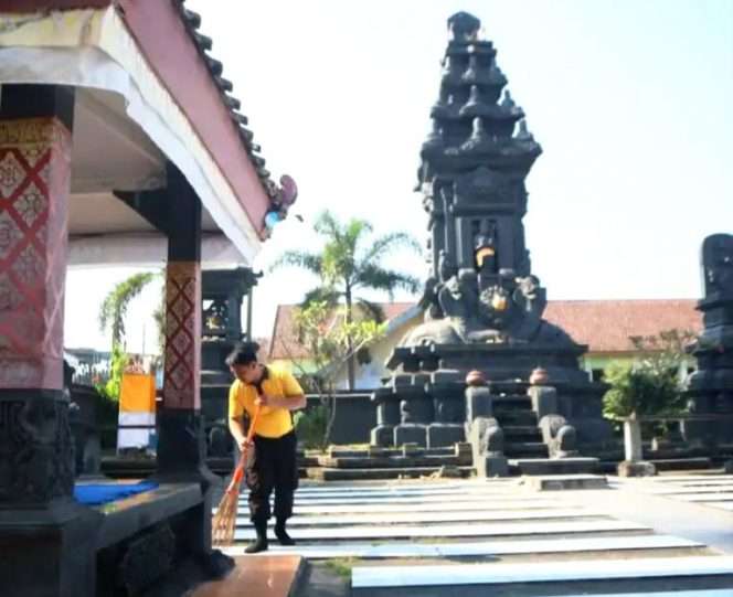 
 Polres Malang menggelar aksi bakti religi menyambut Hari Bhayangkara ke-80 membersihkan Pura Kahyangan Jagat Kendalisodo, Pakisaji, Jumat (5/6/2026). (ist)