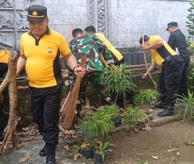 
 Memperingati Hari Bhayangkara, Polres Malang sinergi dengan Pemerintahan Pakisaji menggelar kegiatan bersih-bersih. (IG Pakisaji)