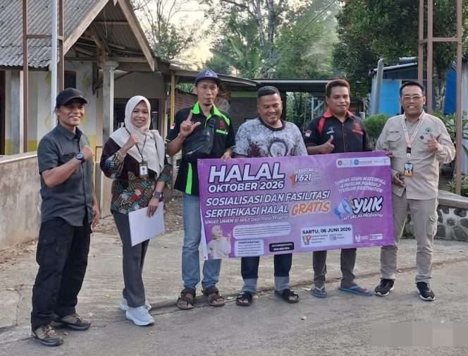 
 Berfoto bersama di sela kegiatan sertifikasi halal yang digelar Pokdarwis Panorama Tumpak Sewu untuk UMKM. (Juni for BACAMALANG)