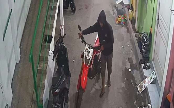 
 Aksi pelaku terekam kamera CCTV. (IG info malangan)