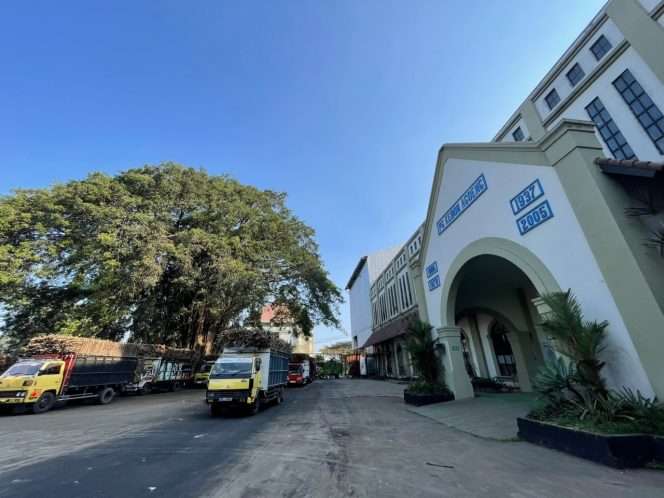 
 Sejumlah armada kendaraan pengangkut tebu nampak terparkir menunggu waktu bongkar giling di PG Kebon Agung. (ist)