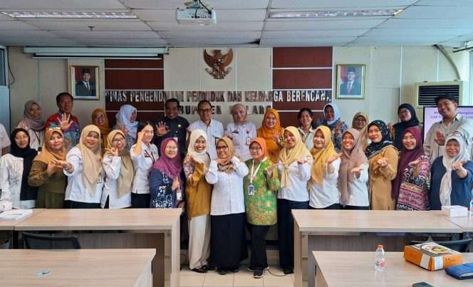 
 Berfoto bersama di kegiatan digelar Dinas Pengendalian Penduduk dan Keluarga Berencana (DPPKB) Kabupaten Malang, FGD untuk meremajakan dan meningkatkan kembali efektivitas sistem pelayanan Keluarga Berencana.(Dok DPPKB Kabupaten Malang)