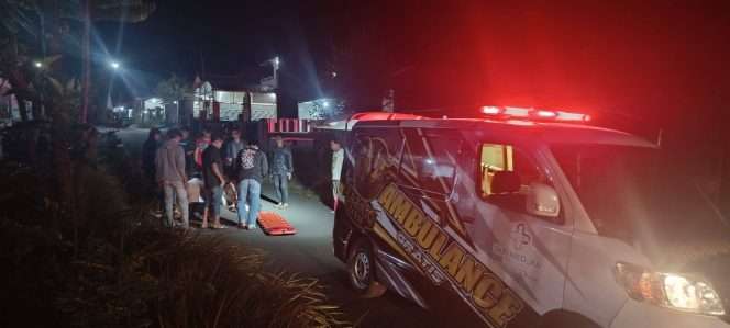 
 Tim ARELA, warga Lawang, Relawan Muhammadiyah Lawang, dan satu unit ambulans Relawan Siaga Utara, melakukan evakuasi korban.(FB ARELA)