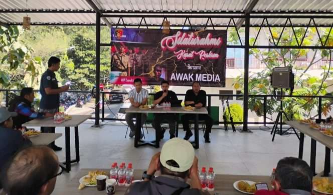 
 Kasatreskrim Polres Batu, AKP Zaenal Arifin, S.H didampingi Ps. Kasi Humas Polres Batu, M. Huda Rohman, saat berdialog bersama awak media di Cafe SAE Mapolres Batu. (Yan)