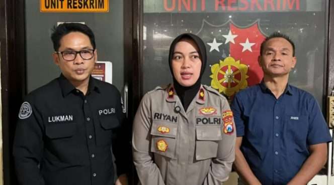 
 Kapolsek Sukun Kompol Riyan Wahyuningtyas didampingi Kanit Reskrim Polsek Sukun dan Kasi Humas Polresta Malang Kota Ipda Lukman Sobikhin saat merilis kasus pencurian kendaraan bermotor (curanmor). (Dok. Humas Polresta Malang Kota)
