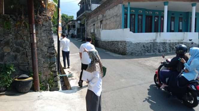 
 Tim lapangan bagian peninjauan DLH Kota Batu, saat tengah Sidak ke lokasi. (Yan)