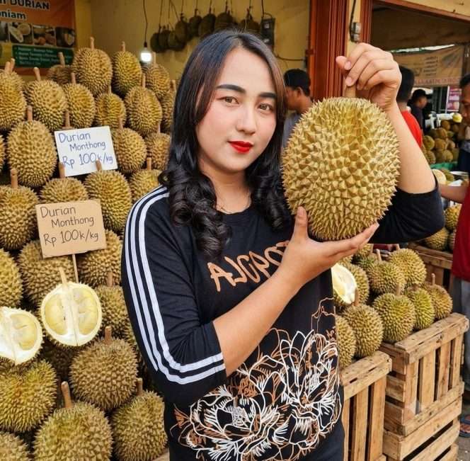 
 Antikasari membawa durian yang dijualnya. (Antika for BacaMalang)