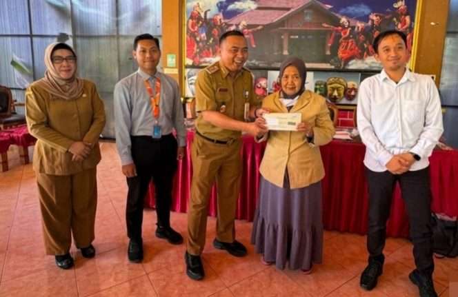 
 Camat Pakisaji simbolis serahkan bantuan. (IG Pakisaji)