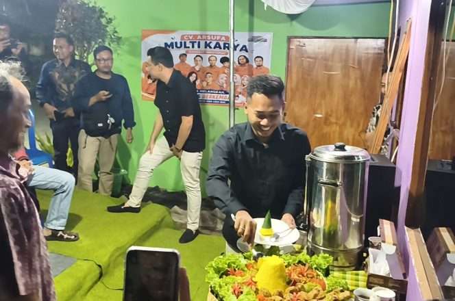
 Manager Operasional Mikutopia, Panji Akbar Ramadhani, saat memotong tumpeng sebagai simbol peresmian dan tasyakuran pembukaan kantor baru CV. Arsufa Multi Karya (Sahabat Mikutopia) di Dusun Gerdu, Desa Tulungrejo, Kecamatan Bumiaji, Kota Batu. (Yan)
