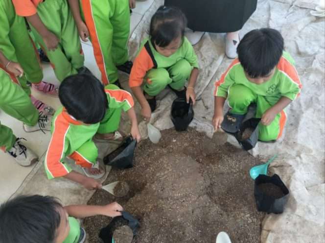 
 Salah satu kegiatan kokurikuler melibatkan siswa KB. (Nurul for bacamalang)