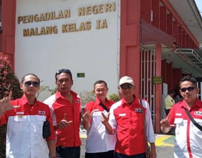 
 DPD LIRA Kota Batu mengawal jalannya persidangan kasus dugaan pembunuhan terhadap seorang mahasiswi UMM, yang melibatkan seorang oknum anggota kepolisian sebagai terdakwa. (Yan)