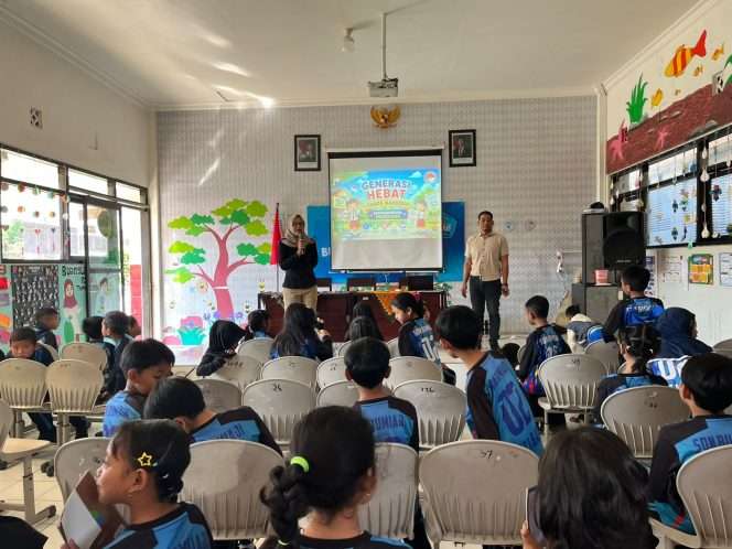 
 Anggota Satresnarkoba Polres Batu, Aipda Dhesi Fabiyanti dan Brigpol Stifi Pangestika, saat tengah memberikan Bimluh kepada siswa dan siswi SDN 2 Bumiaji. (Yan)
