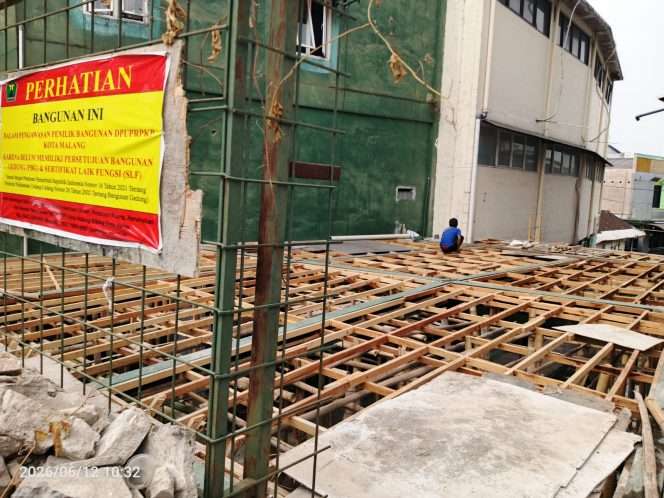 
 Pembangunan fasilitas parkir ilegal yang berdiri di atas saluran irigasi Kadalpang, Jalan Semeru, Kota Malang. (ist)