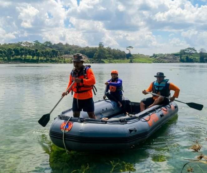 
 Kepala Pelaksana BPBD Kabupaten Malang, Purwoto, S.Sos., M.Si., memimpin kegiatan bersama 12 personil Tim Reaksi Cepat Penanggulangan Bencana (TRC PB) BPBD Kabupaten Malang, latihan rutin terpadu water rescue di Sumbertaman, Desa Karangsuko, Kecamatan Pagelaran, Rabu (11/6/2026), untuk peningkatan kapasitas serta kesiapsiagaan menghadapi situasi darurat bencana. (Purwoto for BacaMalang)