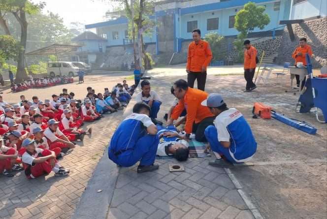 
 SMK Turen menyelenggarakan Sosialisasi Budaya Sadar Bencana dan Kesiapsiagaan bersama Badan Penanggulangan Bencana Daerah (BPBD) Kabupaten Malang, Rabu (11/6/2026), diikuti 600 siswa dan 12 guru sebagai upaya menciptakan lingkungan sekolah yang aman dan tanggap bencana. (Dok BPBD)