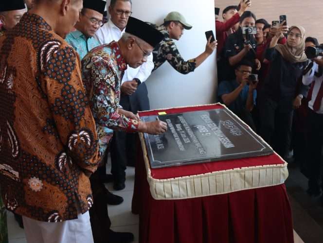 
 Ketua Umum PP Muhammadiyah, Haedar Nashir, didampingi Muhadjir Effendy dan Rektor Nazaruddin Malik saat menandatangani prasasti peresmian Gedung Kuliah Bersama (GKB) V. (ist)