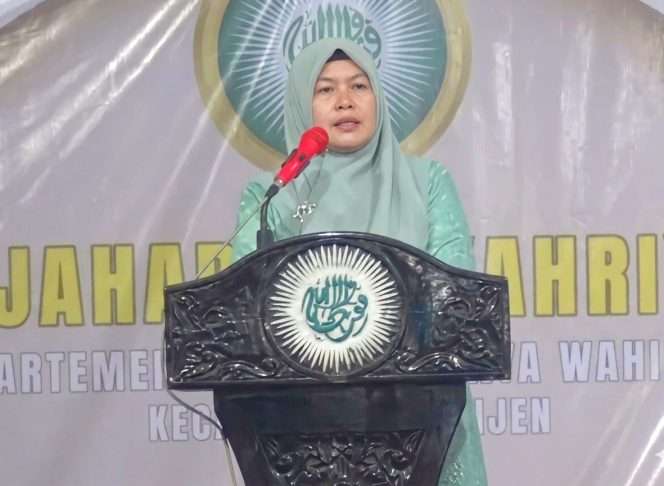 
 Da’iah Siti Nurul Khasanah memberikan tausiyah dalam Mujahadah Syahriah yang rutin digelar Departemen Pembina Wanita Wahidiyah (DPWW) Kecamatan Kepanjen. (Dok DPWW Kecamatan Kepanjen)
