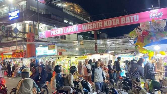 
 Semerawut. Kondisi Fasum badan jalan yang kini dipenuhi lapak-Lapak PKL Alun-Alun Kota Batu hingga mengakibatkan kemacetan dan kondisinya juga kumuh. (Yan)