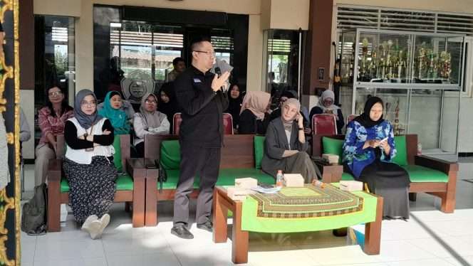 
 Salah satu narasumber, Gunadi Handoko, saat menyampaikan materi tentang hukum pidana terkait perundungan (bullying) di SMAN 7 Kota Malang. (Rohim Alfarizi)