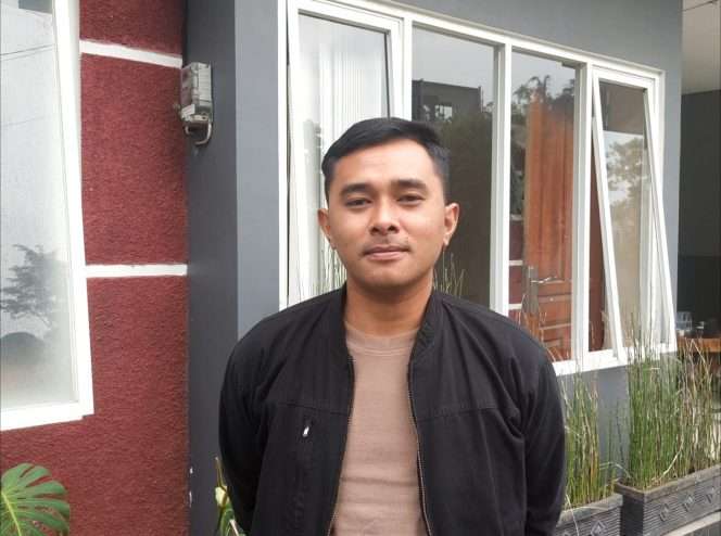 
 Bagas Dwi Wicaksono, S.H, Penasihat Hukum Sinal Abidin dkk, saat memberikan keterangan terkait kasus dugaan penganiayaan usai pertandingan bulu tangkis di Kota Batu. (Yan)