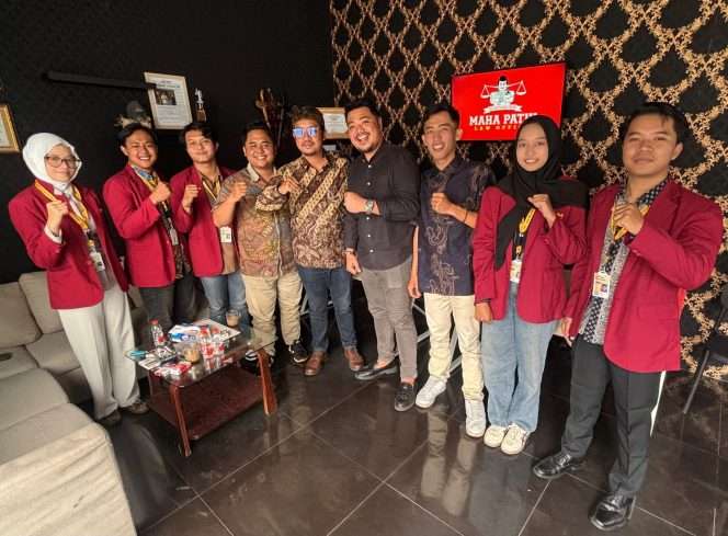 
 Dosen Pembimbing Magang UMM, Dosen Pembimbing Lapangan Kantor Hukum Maha Patih Law Office, mahasiswa magang dan Managing Partner Kantor Hukum Maha Patih Law Office, saat sesi foto bersama. (Yan)