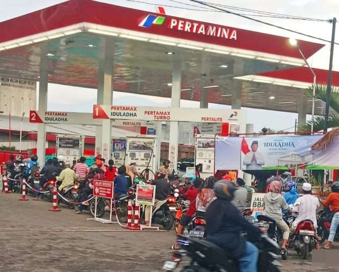 
 Tampak antrean masyarakat untuk membeli BBM di SPBU Talok Turen. (Rohim for BacaMalang)