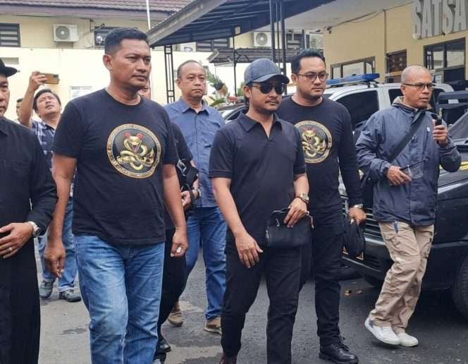 
 Pendiri organisasi sosial keagamaan Yakuza Maneges, Gus Thuba, menyerahkan terduga pelaku pelecehan santri di Bululawang ke Polres Malang, dan melakukan penampingan terhadap korban. (ist)