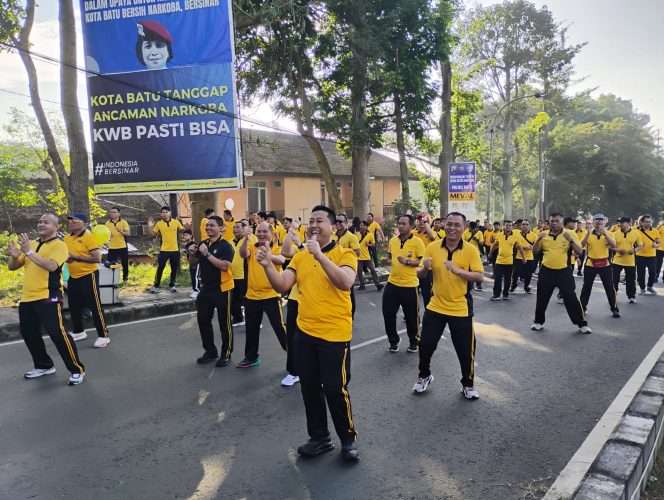 
 Kapolres Batu, AKBP Dr. Aris Purwanto, S.H., S.I.K., M.Si bersama anggotanya, saat mengikuti CFD dengan senam sehat bersama. (Yan)