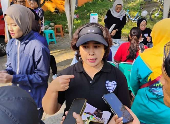 
 Manager Klinik Utama Ishk Tolaram Eye Center, Kristina Elok Wulandari, saat tengah diwawancarai awak media di sela-sela pemeriksaan mata gratis di CFD. (Yan)