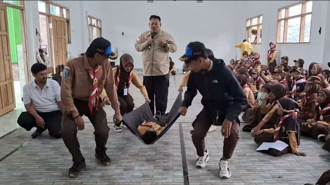 
 Kegiatan di MI Al Hidayah Kasembon, Bululawang bersama BPBD, dalam bentuk Perkemahan Akhir Tahun untuk meningkatkan pengetahuan, keterampilan, serta membentuk karakter siswa yang mandiri, disiplin, dan bertanggung jawab.(Dok BPBD)