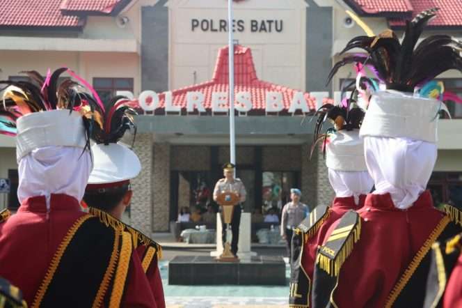 
 Kapolres Batu, AKBP Aris Purwanto, saat tengah mengukuhkan putra-putri terbaik daerah sebagai anggota Polisi Cilik (Pocil) Polres Batu. (Yan)