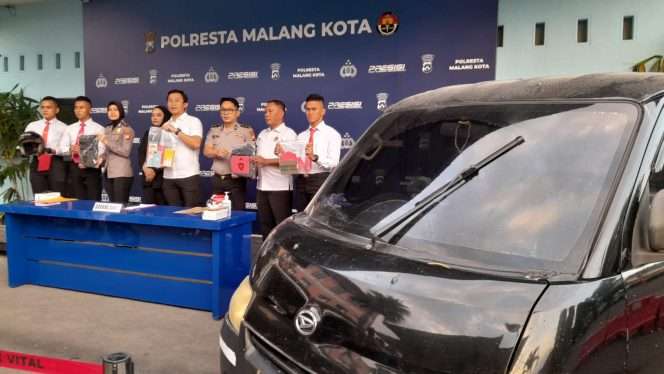 
 Kasat Reskrim Polresta Malang Kota AKP Rakhmad Aji Prabowo, Kapolsek Blimbing AKP Enggarani Laufria, dan Kasi Humas Ipda Lukman saat memberikan keterangan dalam konferensi pers. (Rohim Alfarizi)