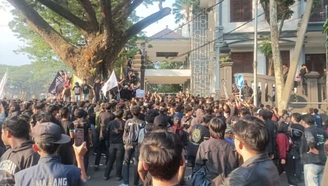 
 Ratusan mahasiswa dari berbagai elemen menggelar aksi unjuk rasa di depan Gedung DPRD Kota Malang. Dalam aksi tersebut, mereka menyampaikan lima tuntutan kepada pemerintah dan para pemangku kebijakan. (ist)