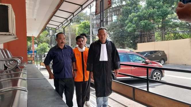
 Terdakwa Musa bersama kuasa hukumnya, Guntur Putra Abdi Wijaya, usai menjalani persidangan di Pengadilan Negeri (PN) Malang. (ist)