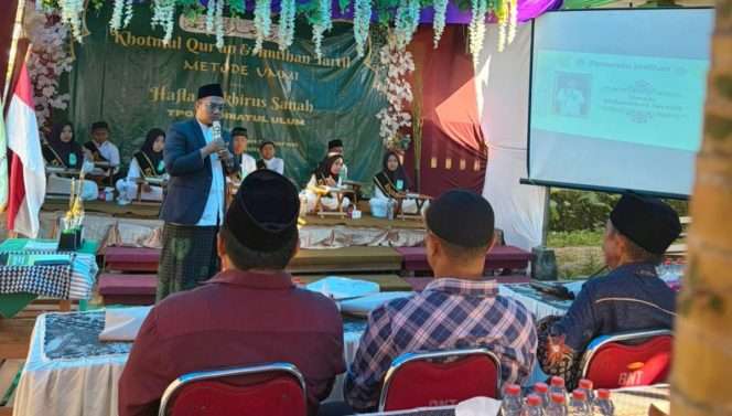 
 Ustadz Muhammad Sayyidhi, pengurus UMDA Malang sedang melaksanakan Uji Publik  santri TPQ Madinatul Ulum dalam acara Khotmul Qur'an dan Imtihan Tartil. (Dzulkifli for BacaMalang)