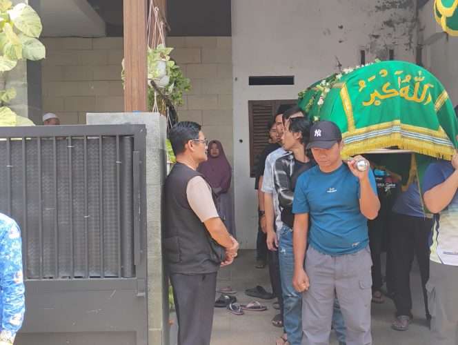 
 Dian, jurnalis asal Kota Batu, saat turut serta mengangkat keranda almarhum untuk diantarkan ke tempat peristirahatan terakhir di TPU Desa Pendem. (Yan)