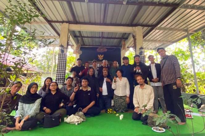 
 W. Tuhu Prasetyanto, S.H., M.H., managing partner pada kantor hukum Asmojodipati, Andi Rachmanto, S.H managing partner pada kantor hukum Maha Patih Law Office, Teguh Setyobudi, S.HI., M.H., budayawan yang juga akademisi, serta para tokoh-tokoh budaya lainnya dan juga para mahasiswa magang, saat sesi foto bersama. (Yan)