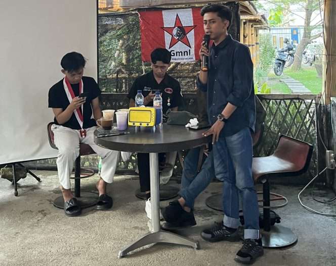 
 Zainal Muhammad Hosin, S.Pd Sekretaris DPC GMNI Kabupaten Malang, membuka kegiatan diskusi. (Dok GMNI)