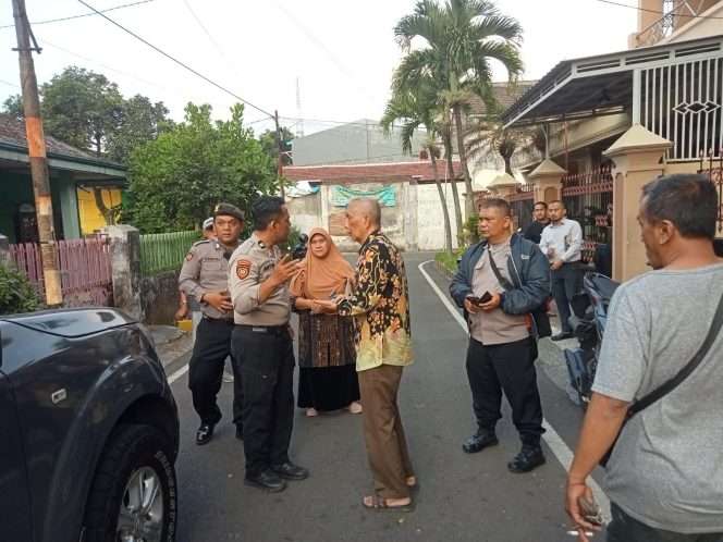 
 Anggota Satsabhara Polresta Malang Kota saat mengamankan pelaku pelemparan kaca dan genteng di kawasan Purwantoro. (Dokumentasi Polresta Malang Kota)