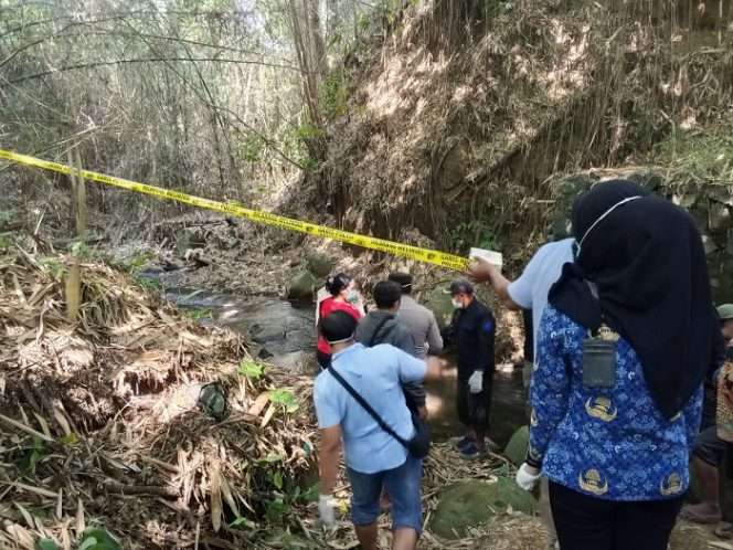
 Tim gabungan mengevakuasi jasad lansia yang ditemukan di aliran Sungai Lowok. (ist)
