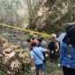 Tim gabungan mengevakuasi jasad lansia yang ditemukan di aliran Sungai Lowok. (ist)